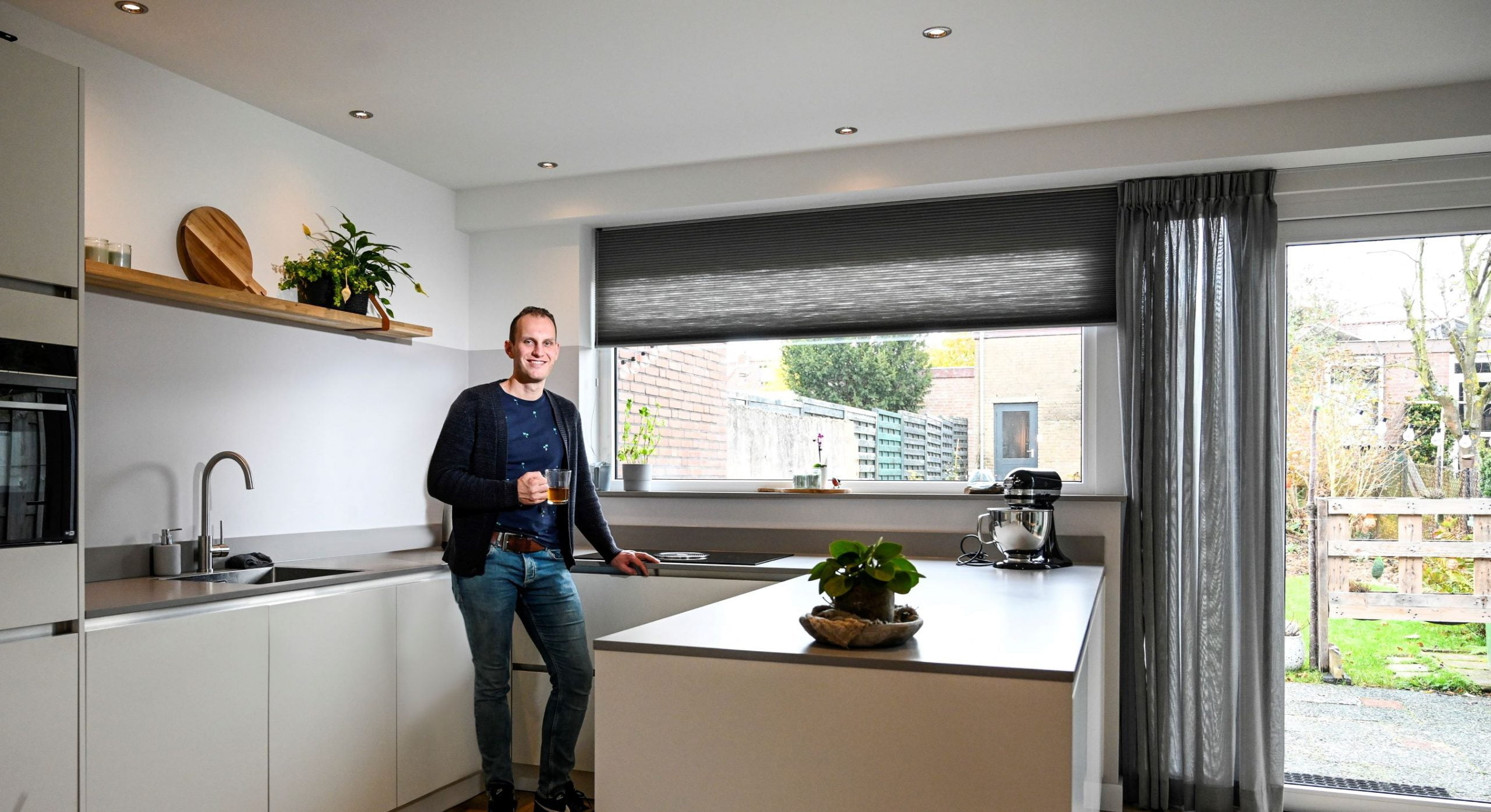 Remco in zijn keuken bij de kunststof kozijnen